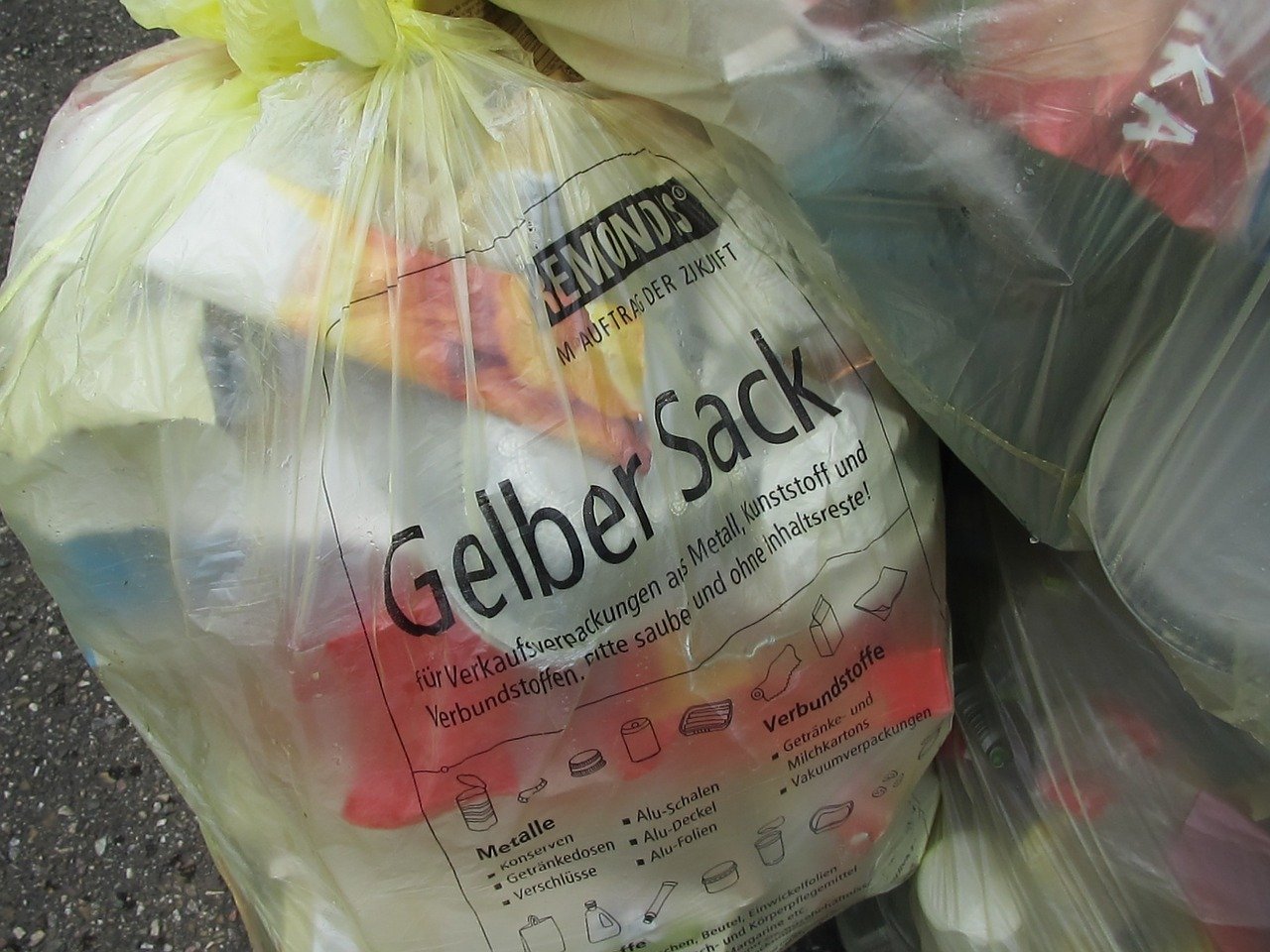 Blick auf einen gelben Sack mit Müll