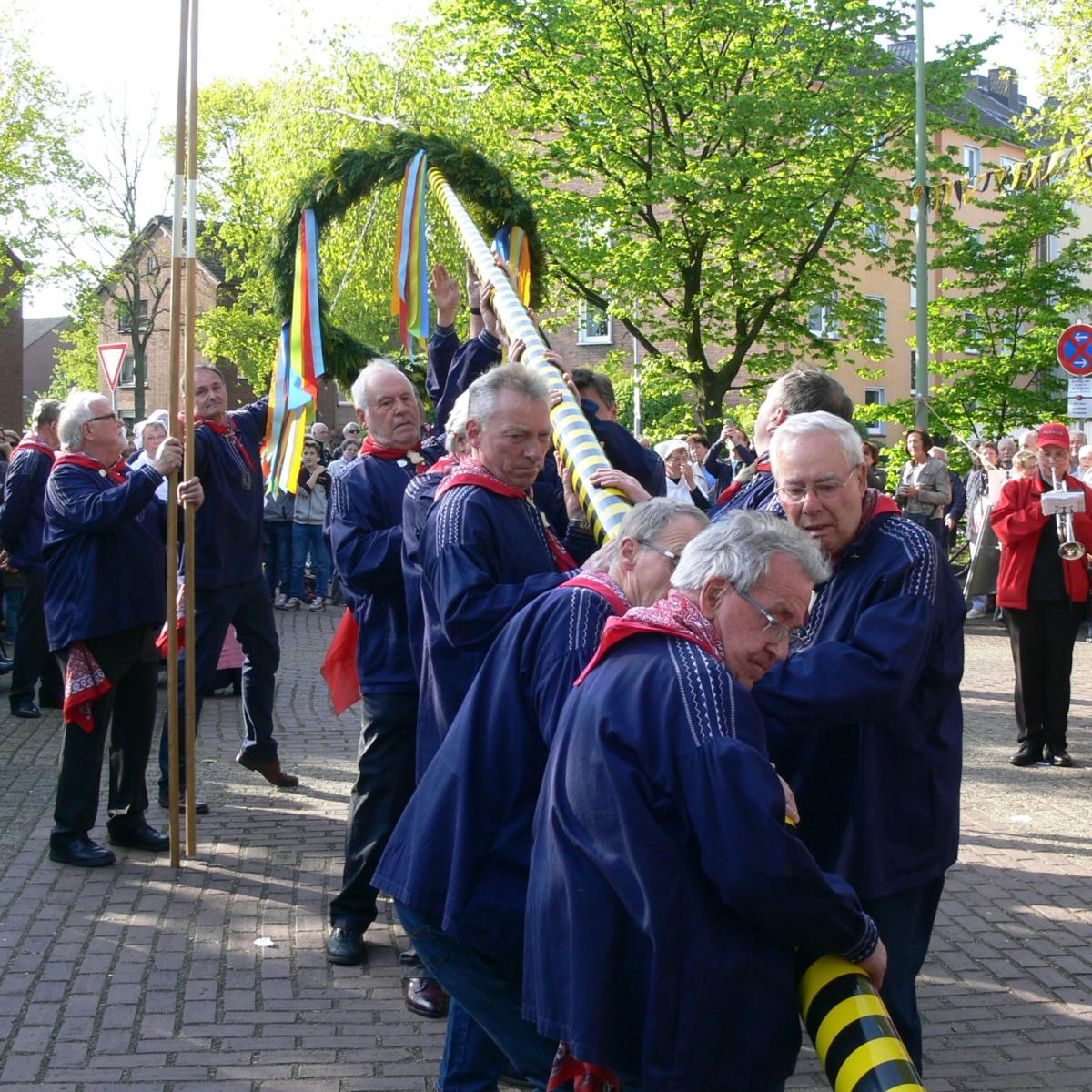 Männer tragen einen Maibaum