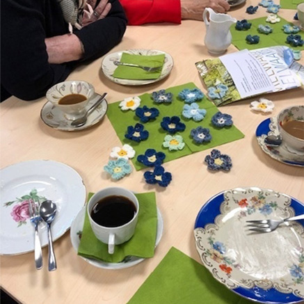 Tisch mit Tellern und Kaffeetassen