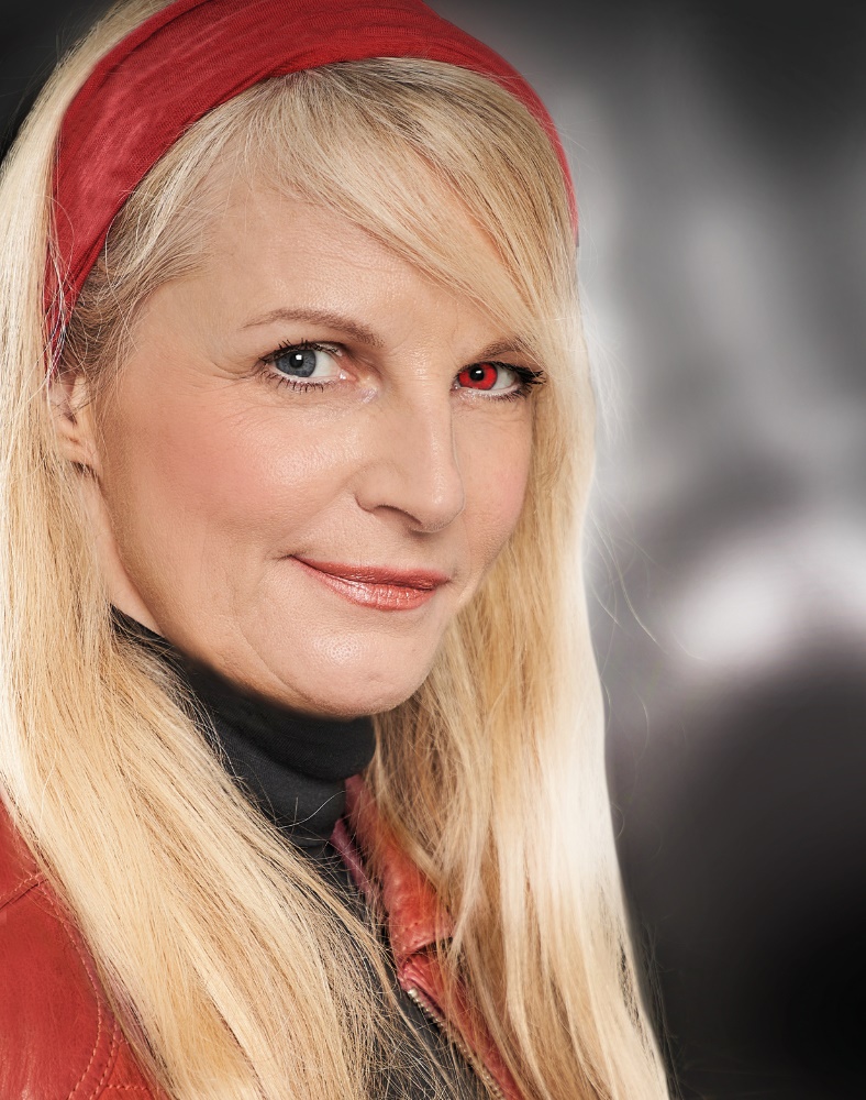 Eine blonde Frau mit Stirnband
