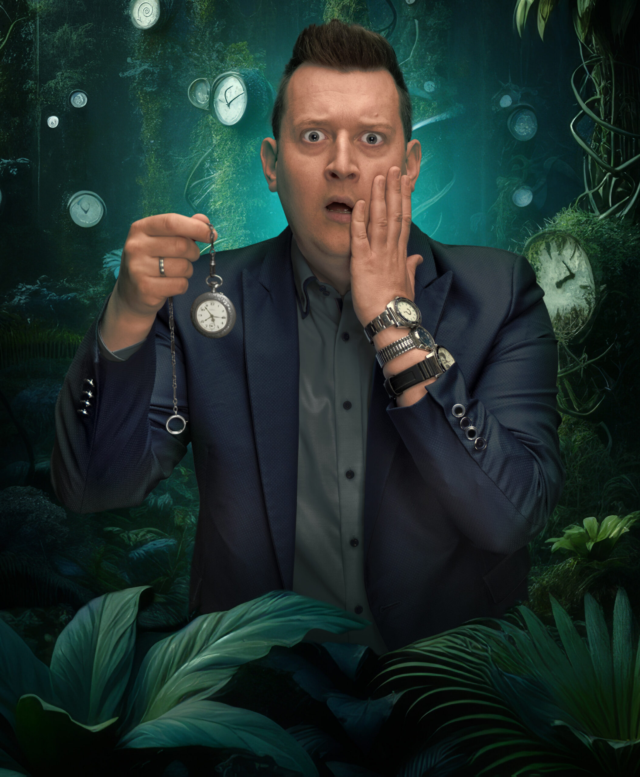 2025_10_01_MarcelKoesling_MomentMal_Presse1_FotoOlliHaas Das Bild zeigt einen Mann mit kurzen Haaren. Sein Mund ist geöffnet und an seiner Wange hat er seine Hand, so als sei er erschrocken. Am Handgelenk trägt er mehrere Armbanduhren. In der anderen Hand hält er eine Taschenuhr. Der Hintergrund ist grünlich mit verschiedenen Pflanzen. Zwischen und an diesen Pflanzen sind weitere Uhren zu erkennen.