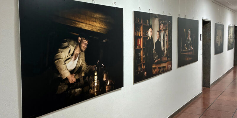 Flur im Rathaus, große Fotos an den Wänden