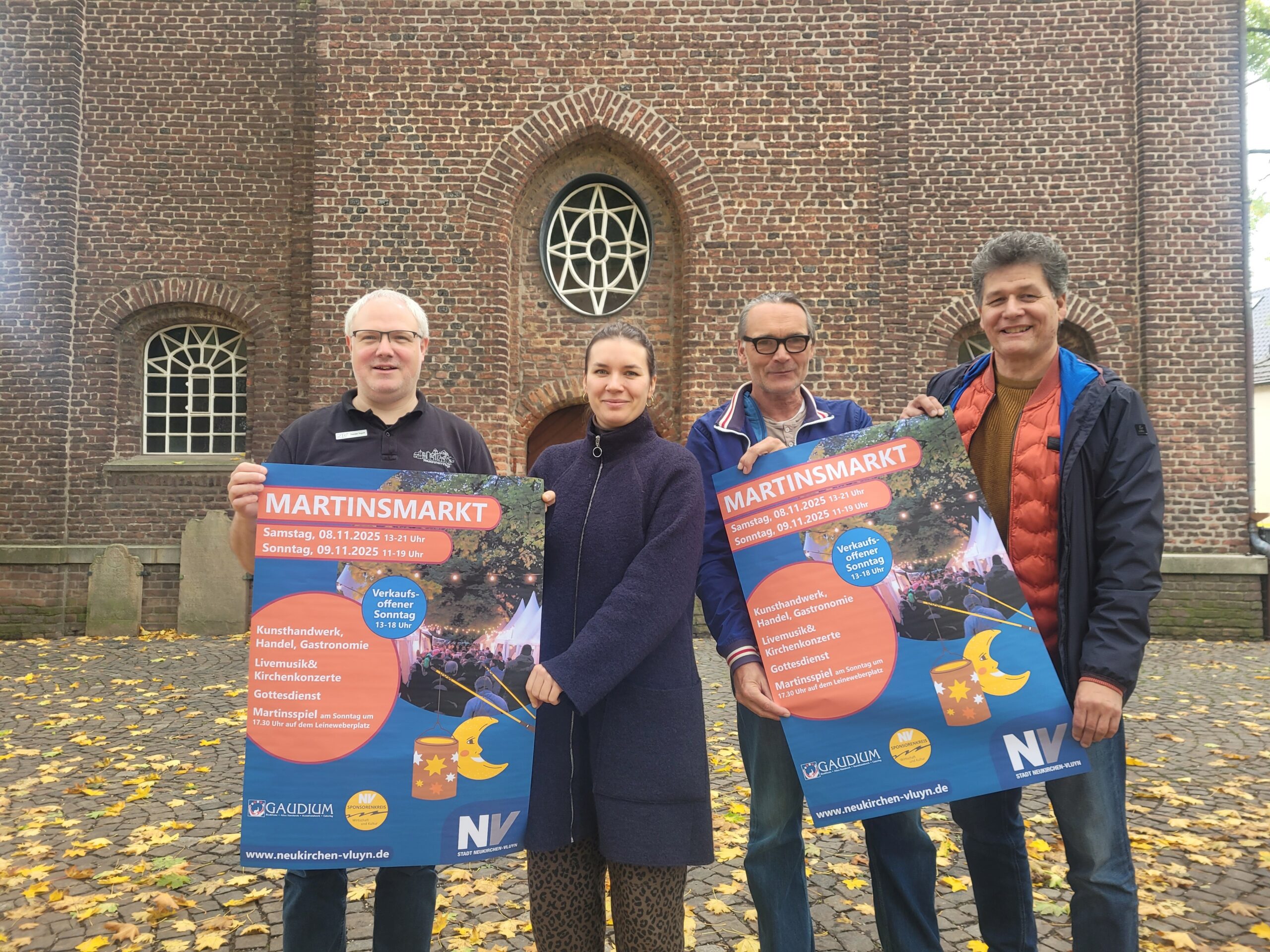 2025-Martinsmarkt-Pressefoto_by_Stadt-Neukirchen-Vluyn Vier Personen halten Plakate hoch