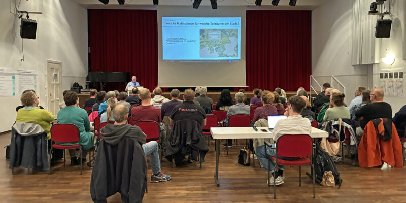 Blick in einen Saal mit Publikum
