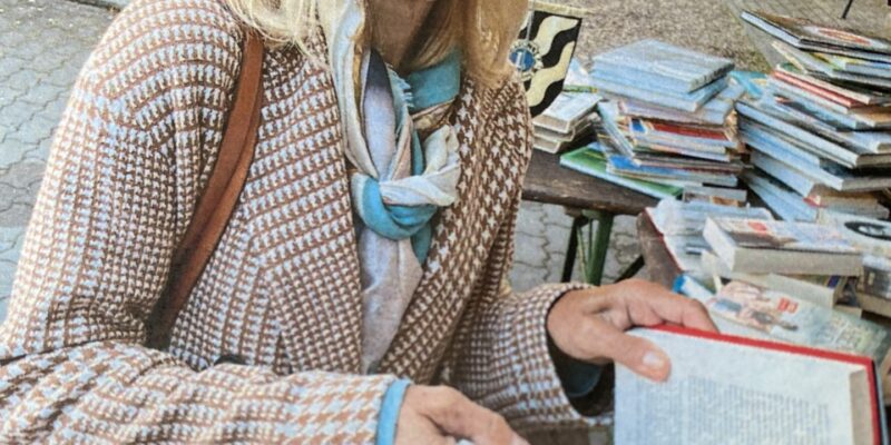 Frau mit Buch in der Hand