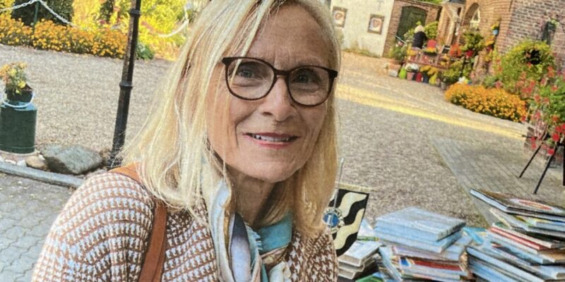 Frau mit Buch in der Hand