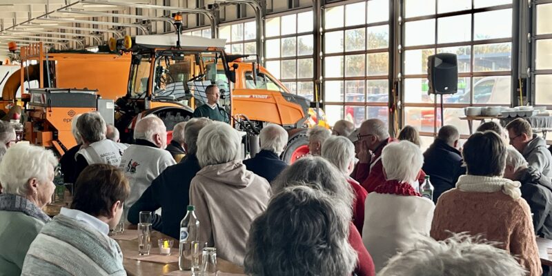 Halle mit vielen Menschen