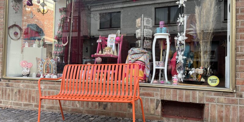 Orangene Bank vor Schaufenster