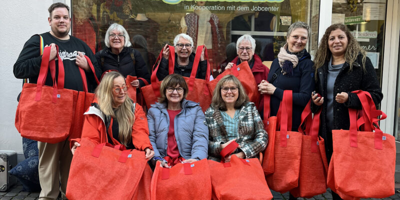 Gruppenbild mit Taschen