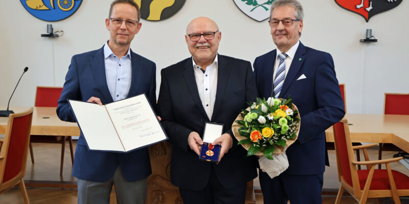 Drei Männer im Ratssaal