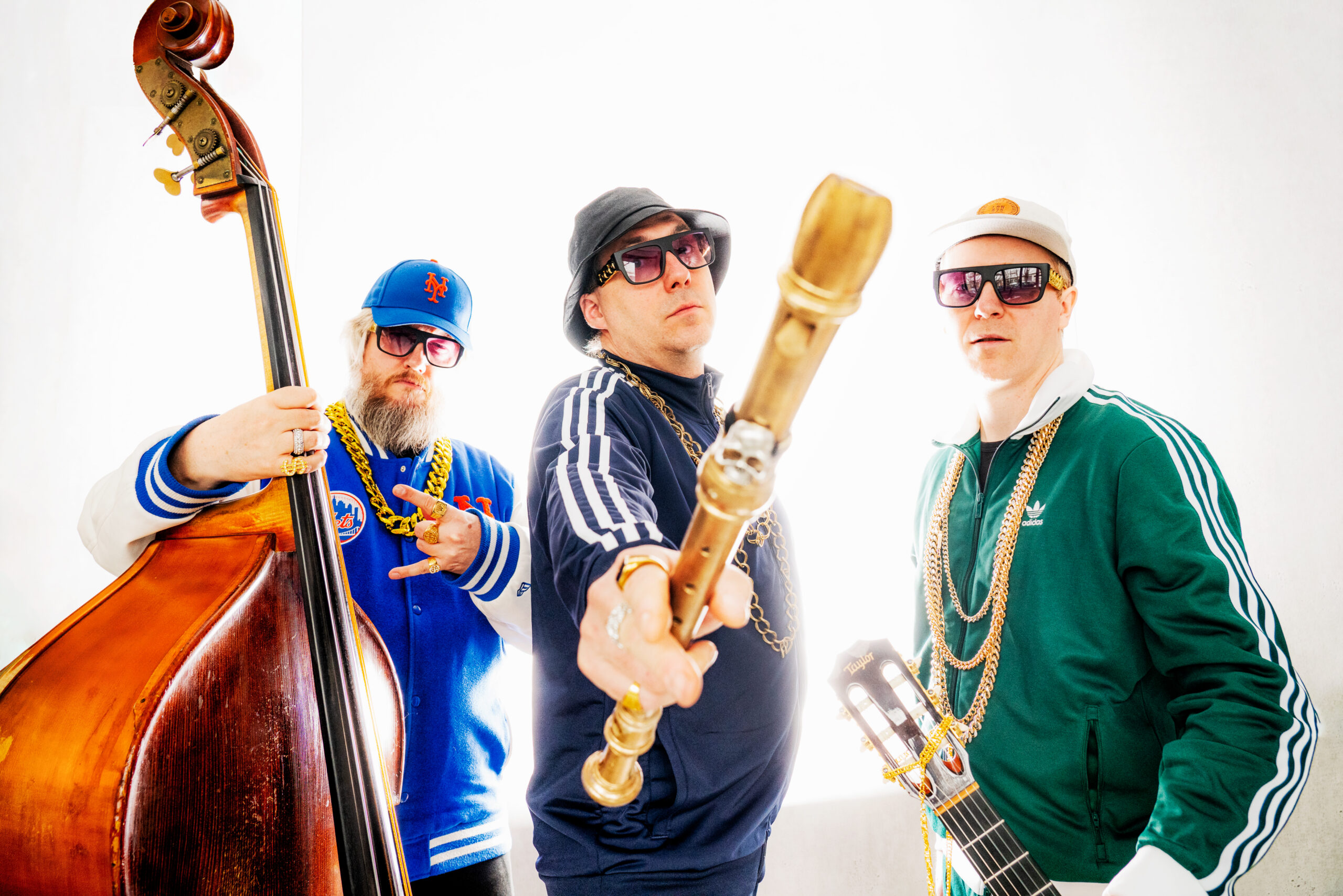 Drei Männer mit Instrumenten