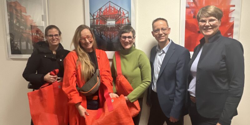 Gruppenbild vor Fotografien