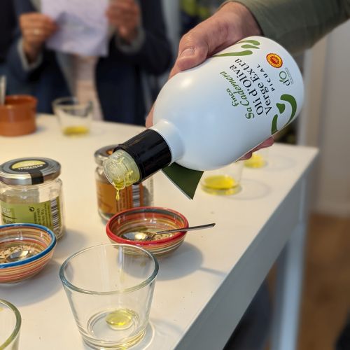 Öl wird in einen Becher gegossen