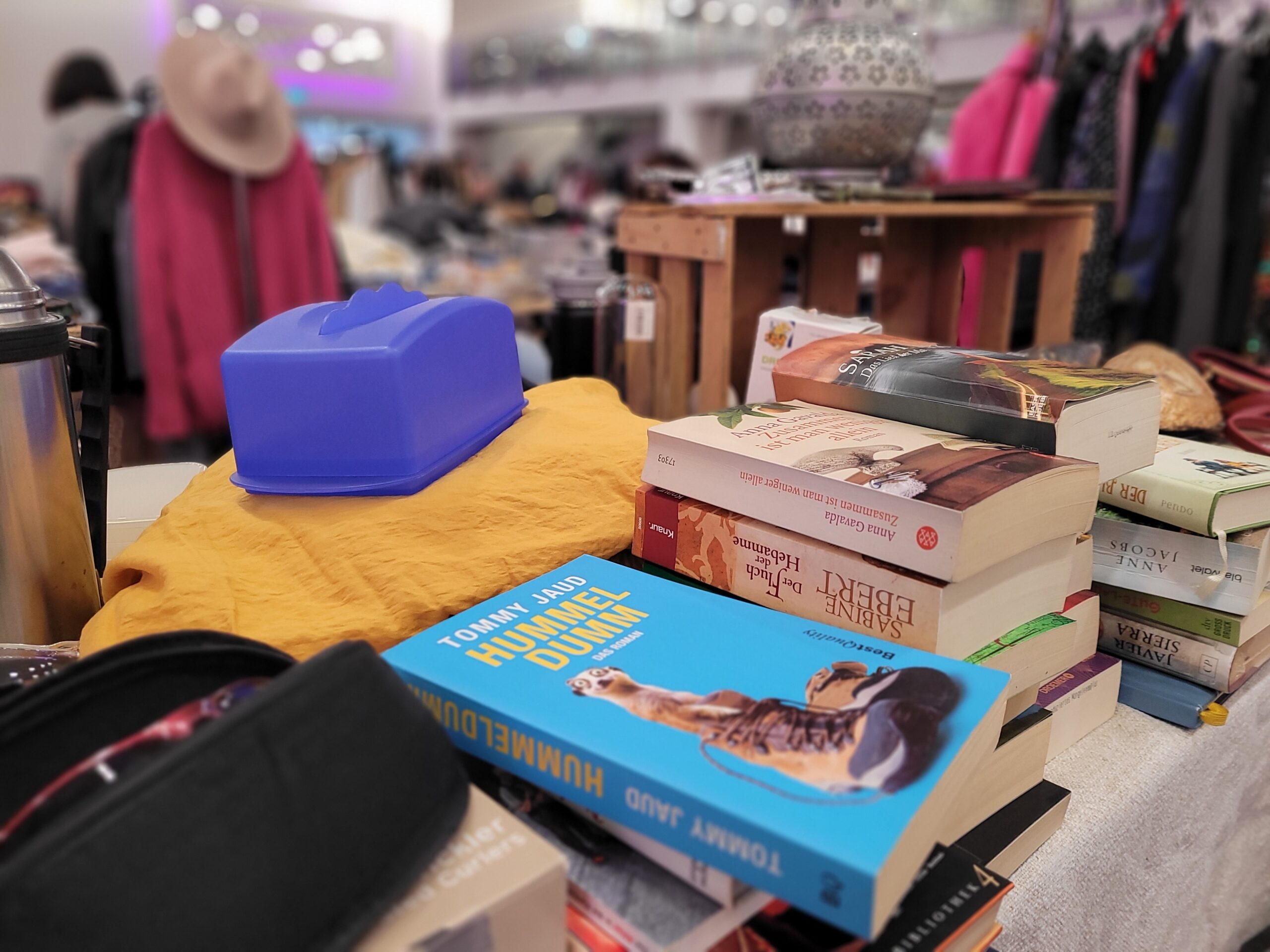 Trödel auf einem Tisch