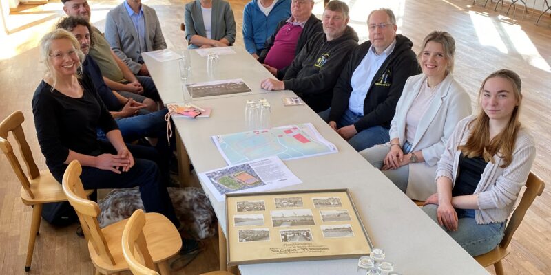Gruppenbild im ehemaligen Tanzsaal