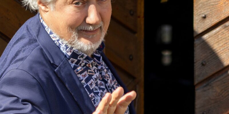 Mann geht durch Tür