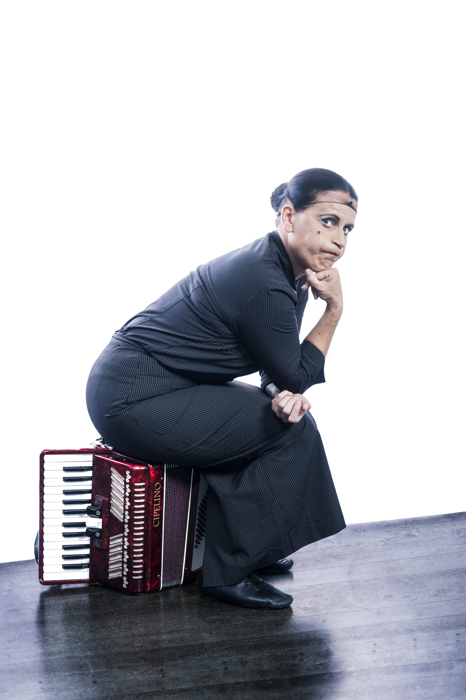 Frau sitzt auf Akkordeon