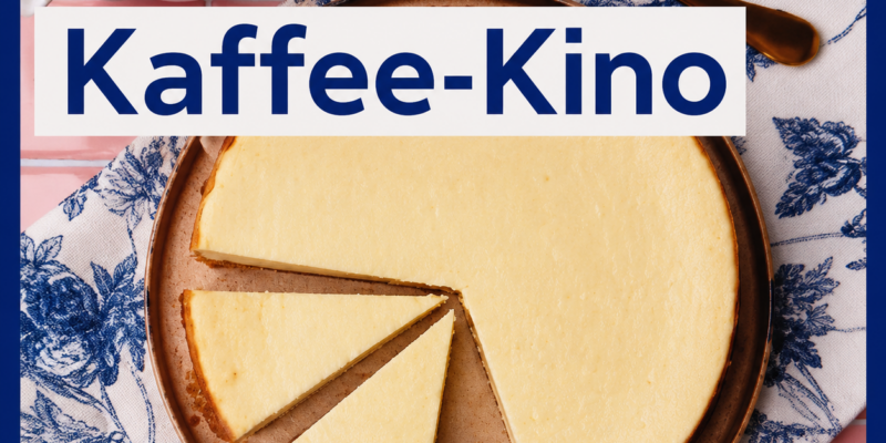 Ein Kuchen steht auf einer gedeckten Kaffeetafel.