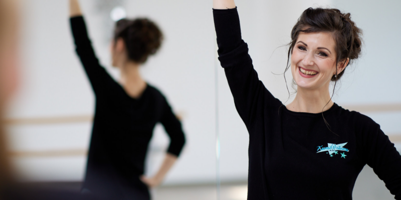 Eine Dame in einem Tanzstudio