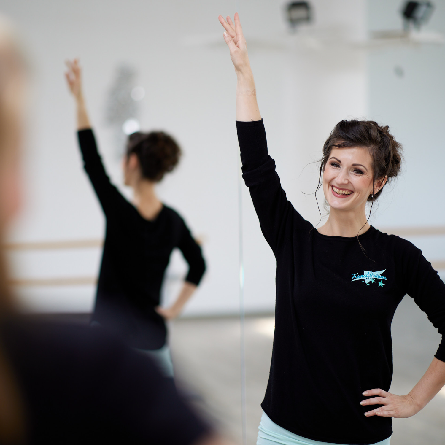 Eine Dame in einem Tanzstudio